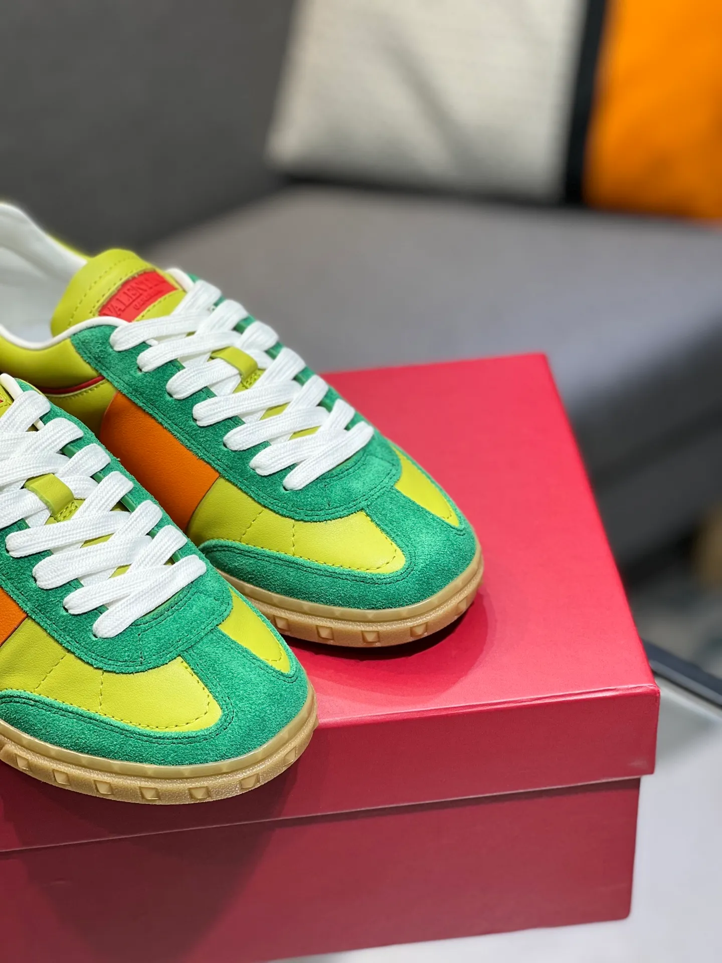 Men's shoes 💰620 👉🌹🌹VALENTINO counter synchronized new low-top casual sports shoes 👍Professional and high-end, perfect replica, first-class quality! 👍All made of original 1:1 materials, exclusive mold opening! 👍High mercerized cowhide fabric 👍TPU outsole, comfortable and wear-resistant, brand injection insole, 👍Full set of high-end counter packaging 👍All details are customized with 1:1 mold, striving for perfection! 👍Couple style female 35-41, male 38-46 (female 41, male 45 46 customized)